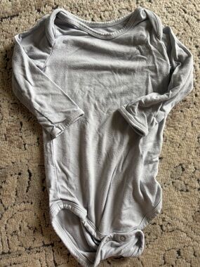 Kyte BABY Long Sleeve One-Piece Bodysuit in Light Gray